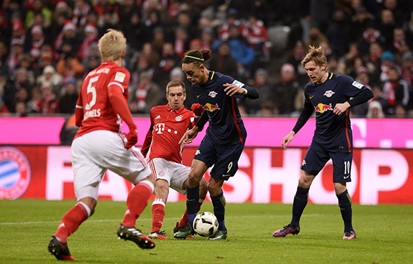 杜兰特伤退：冲突吃T+90度崴脚被搀扶离场 还需打3场才能评奖.