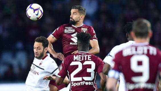 [图]欧冠-特奥假摔红牌 10人米兰1-2费耶诺德遭淘汰.